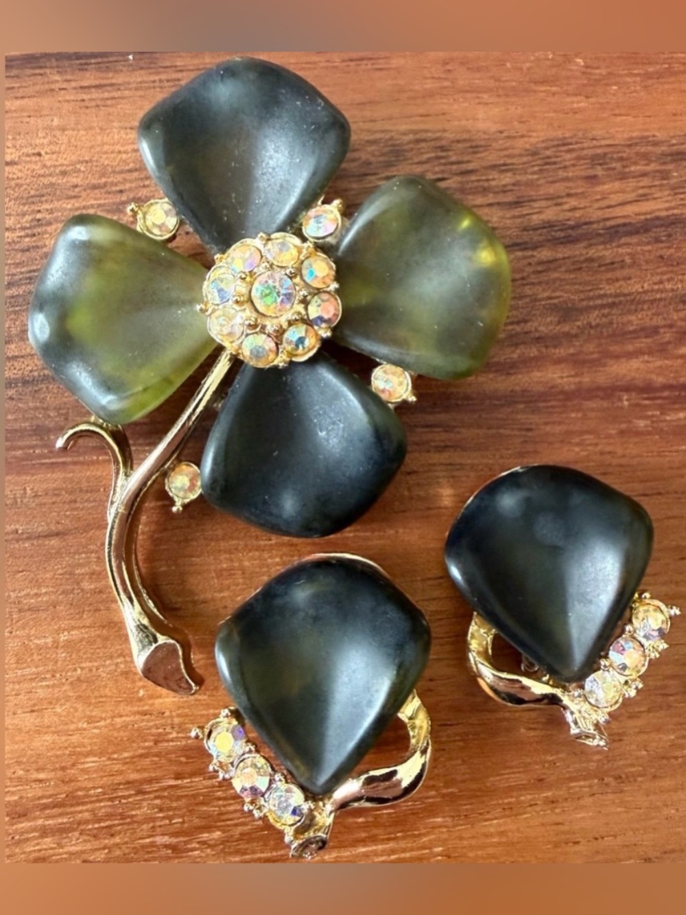 VTG Green Thermoset AB Rhinestone Gold Tone Brooch Set Clip On Earrings Floral